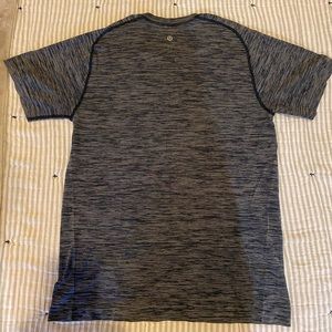 Men’s Lululemon short sleeve shirt size M